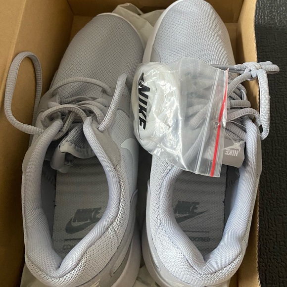 Nike shoes - Picture 4 of 5